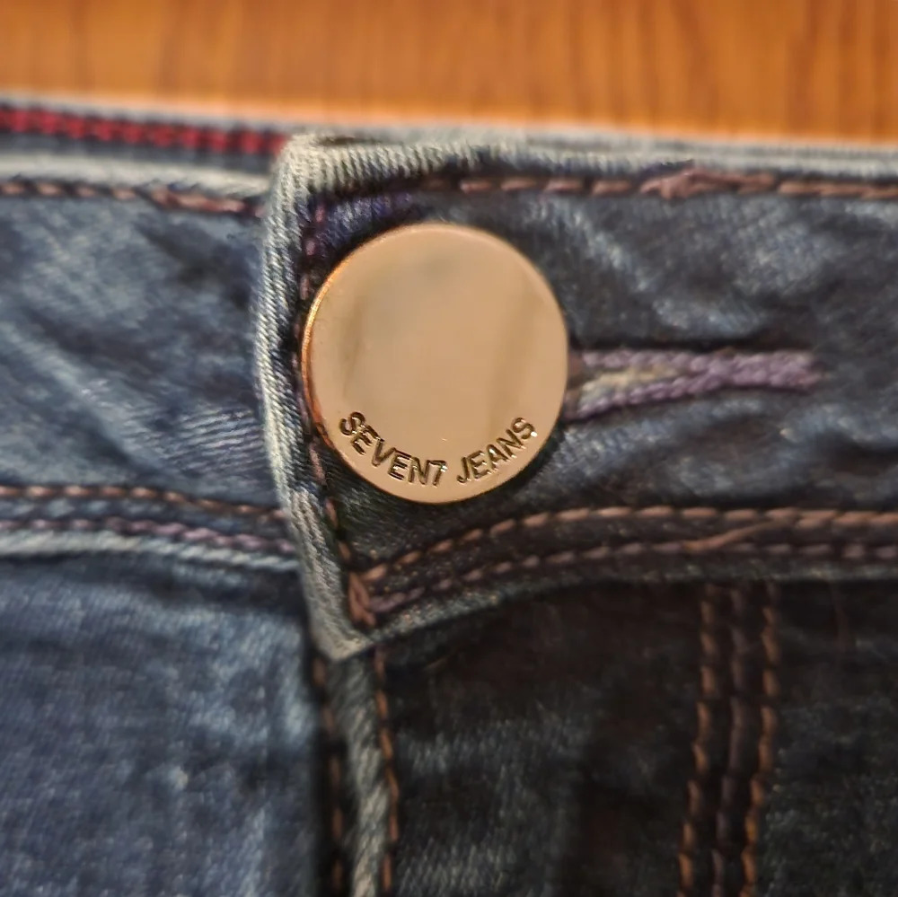 Seven7 Distressed and Frayed Cropped Skinny Jeans Size 24W - Picture 6 of 11